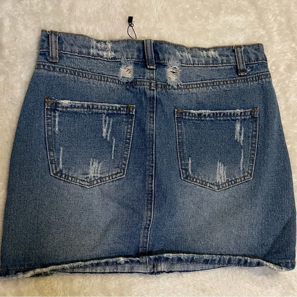 NWOT Boohoo Distressed Denim Jean Mini Skirt - Size 6 - Picture 3 of 4